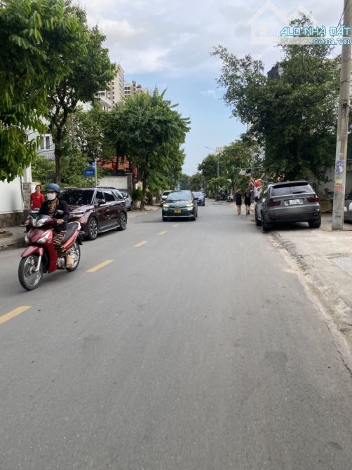 BIỆT THỰ 3 TẦNG - THẢO ĐIỀN - 195TRIỆU/M2 - 3