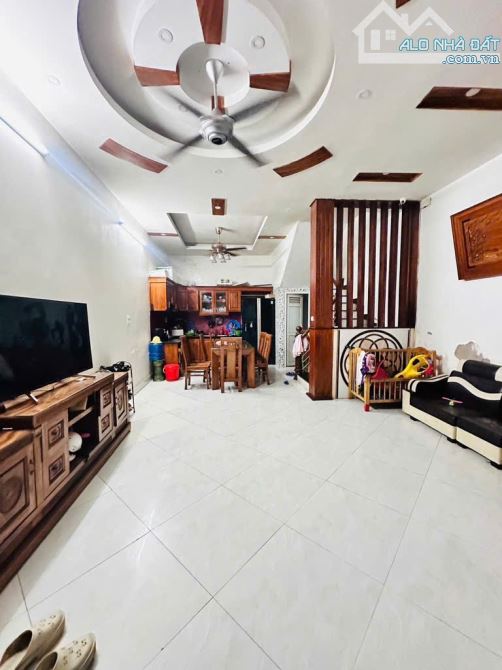 CẦU GIẤY - 50M2 - 4 TẦNG - MẶT TIỀN 5.2M - DÂN XÂY - NHÀ ĐẸP Ở NGAY - 1