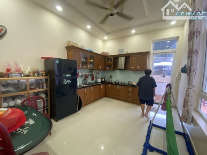 BIỆT THỰ 3 TẦNG - THẢO ĐIỀN - 195TRIỆU/M2 - 6