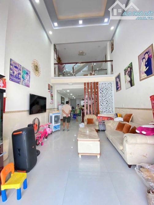 Cần bán nhà 1 trệt 1 lầu lửng gần kdc An Bình đường ô tô giá 2.9 tỷ