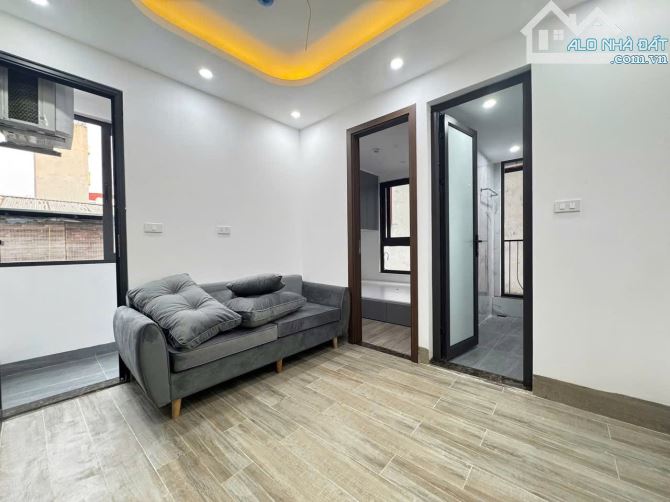 Bán toà CHDV Phố Chùa Láng - Đống Đa. DT 140m2 x 7Tầng. Dòng tiền 200tr/ tháng. Giá 36 tỷ
