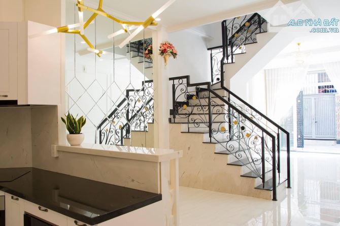 BÁN NHÀ, đường HOÀNG DIỆU. Quận 4. Dt: 8m x 15m, 2 lầu mới đẹp. Giá rẻ: 17.5 tỷ.