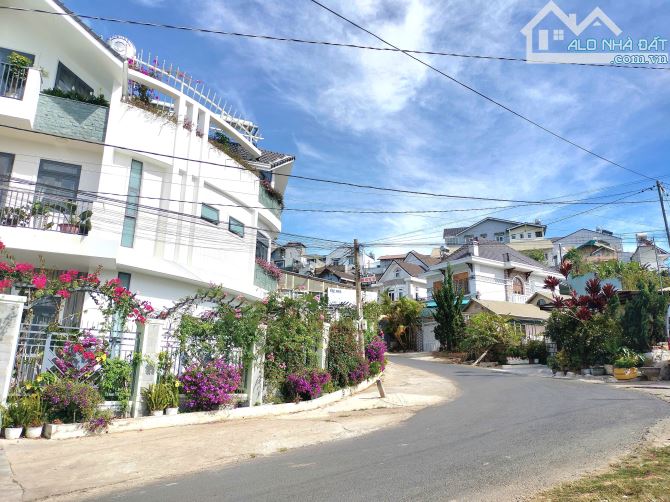 VILLA HOÀN CÔNG CÓ THANG MÁY NỘI KHU KHANG TRANG P6 ĐÀ LẠT