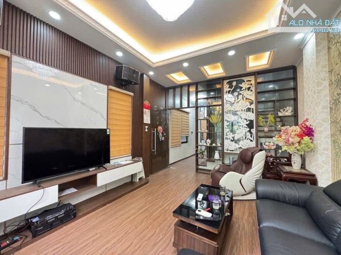 NHÀ VỊ TRÍ ĐẸP, MT TO, KINH DOANH, SÁT PHỐ, NGÕ THÔNG, Ô TÔ TRÁNH, VỈA HÈ QUẬN CẦU GIẤY.