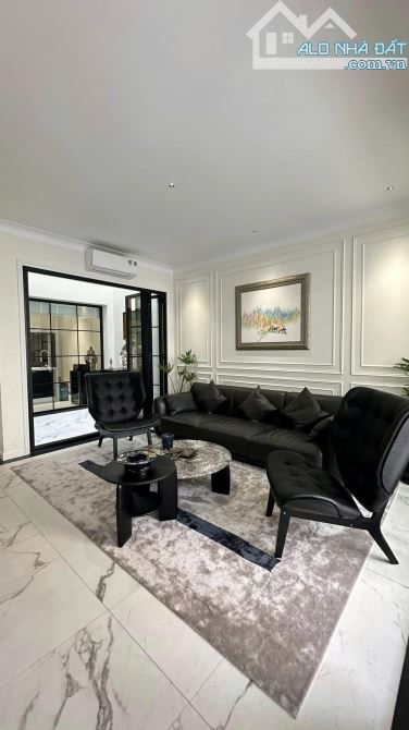 Bán biệt thự Nguyễn Thành Ý, Quận 1(8.1x17m- 3 Tầng ) Nội thất cao cấp chỉ 50 tỷ TL