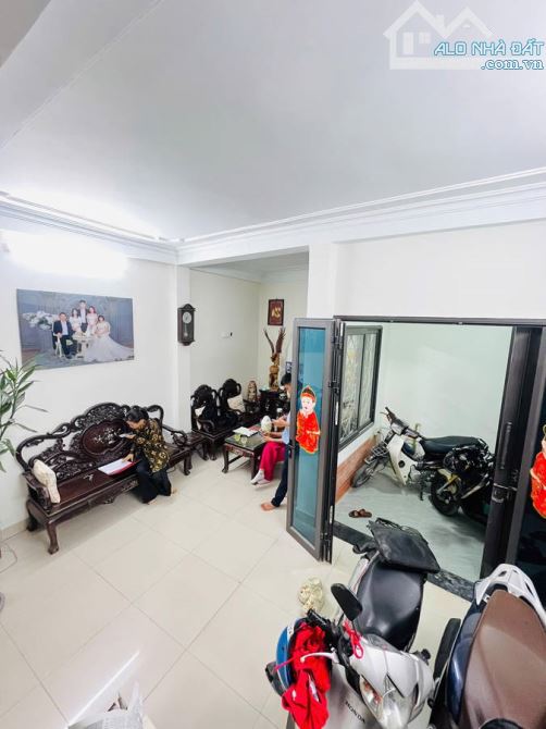 Cần bán nhà phố Trần Thái Tông 40m2 4 tầng 5,2 m 7,95 tỷ