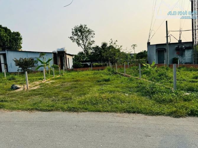 NGỘP CẦN RA GẤP LÔ MẶT TIỀN THỊ TRẤN  CỦ CHI 200M2 GIÁ 700 TRIỆU SHR