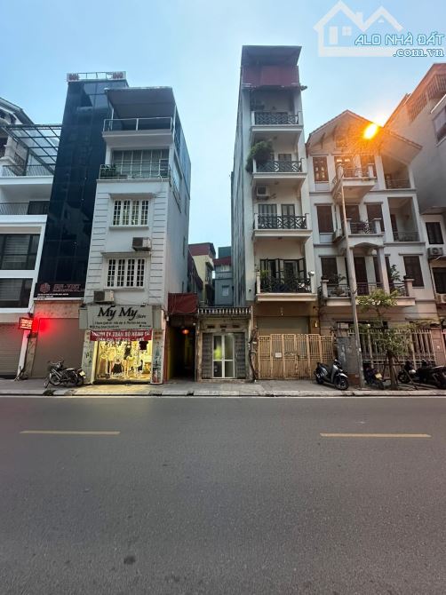 BÁN NHÀ MẶT PHỐ NGUYỄN TRÃI, KINH DOANH, VỈA HÈ RỘNG, VỊ TRÍ ĐẮC ĐỊA 130M2 MT4M GIÁ 28 TỶ
