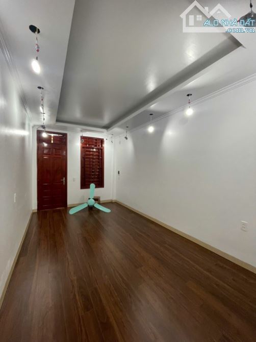 Miêu Nha. Tây Mỗ. 38m. 5 tầng. Nhà đẹp xây mới. Lô góc 3 thoáng. Ngõ rộng gần phố. 6,2 tỷ
