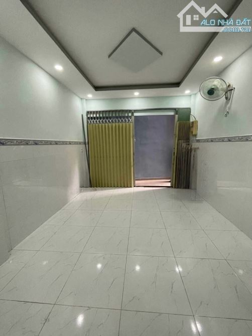 Bán nhà Hồng Lạc, ngay Lạc Long Quân, trung tâm Tân Bình, 24m2 - 2 tầng, chỉ hơn 2 tỷ.