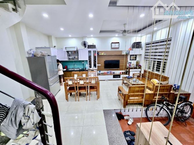 Bán Nhà Dân Xây Thạch Bàn 45m2-hơn 7 tỷ-Ô TÔ TRÁNH CÁCH 5m-NGÕ THÔNG-FULL NỘI THẤT