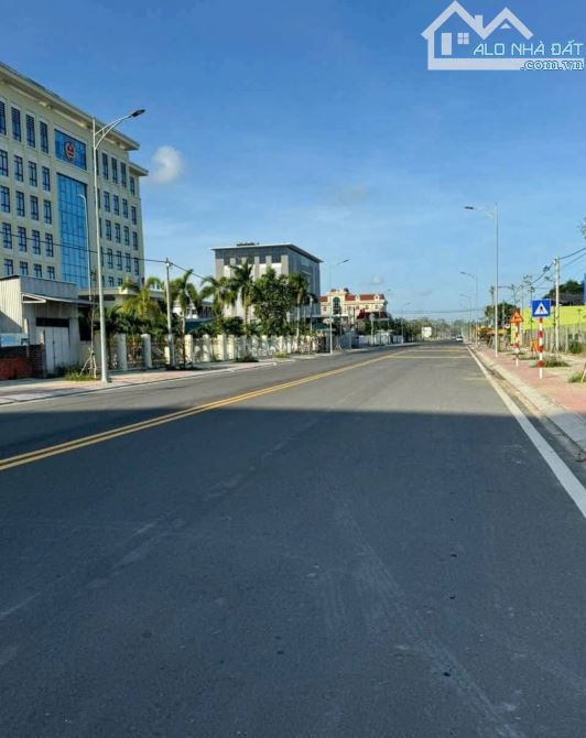 Mặt tiền D10 đoạn đối diện công an tỉnh khu dân cư đông đúc từng ngày