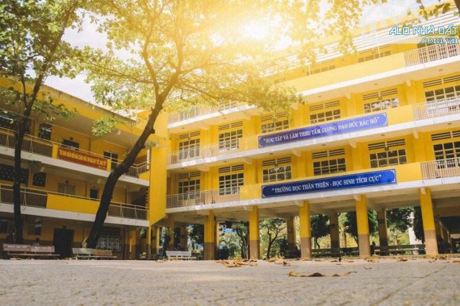 Cho thuê mặt bằng khối nhà hơn 60 phòng học + sân rộng.