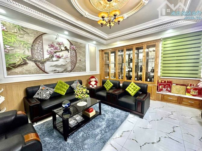 ÔTÔ QUA NH.À - KINH DOANH ĐỈNH - VỊ TRÍ VÀNG MINH KHAI - GỐC ĐỀ - 8.x tỷ