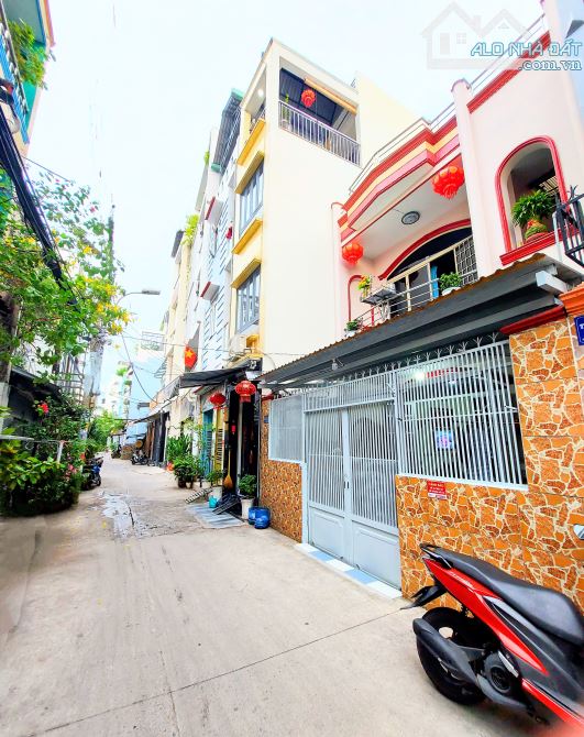 Bán nhà 3 tầng, 50m2, hẻm 6m thông, Không QH, gần Khánh Hội, Quận 4, hơn 5 tỷ.