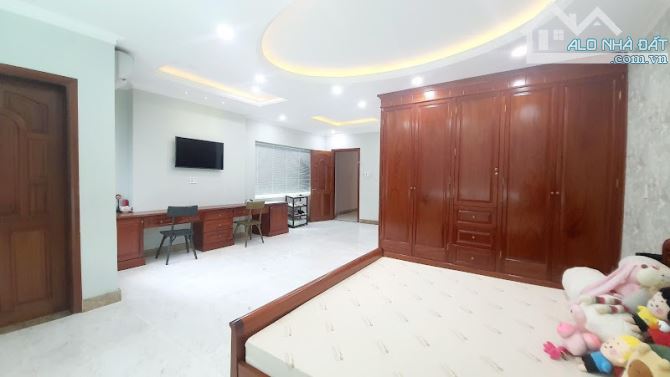 Gấp bán nhà Sài Gòn, thông Hai Bà Trưng, ngang 8m, dt 100m2, giá 9 tỷ. - 1