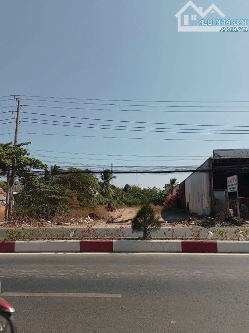 Bán 1.699 m2 đất có thổ cư mặt tiền đuờng Quốc Lộ 1A,cách NT Liệt Sĩ 200m,Phuớc Thạnh MT - 1