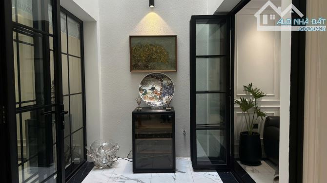 Bán biệt thự Nguyễn Thành Ý, Quận 1(8.1x17m- 3 Tầng ) Nội thất cao cấp chỉ 50 tỷ TL - 1