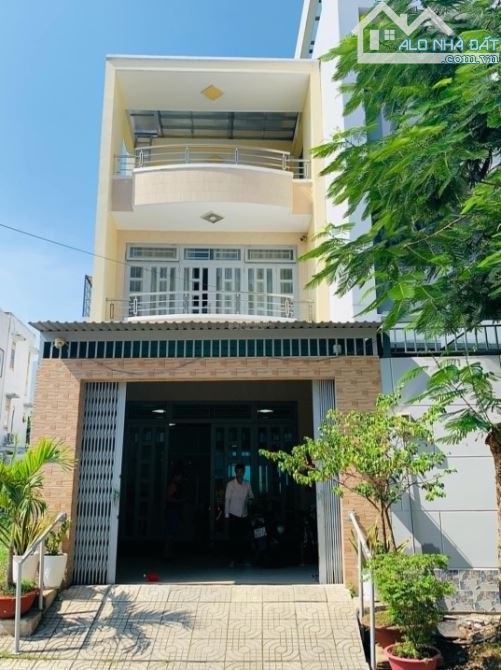 BÁN NHÀ 3 TẦNG 108.6 M2 5*21M _ MẶT TIỀN ĐƯỜNG KDC _ ĐƯỜNG RỘNG 10M, NHỈNH 7 TỶ _ CẠNH - 1