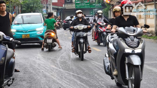 Tôi cần bán nhà mp ĐS đối diện công viên chùa Kiến Hưng đường 12m.Lô góc 2mặt thoáng.13tỷ9 - 14