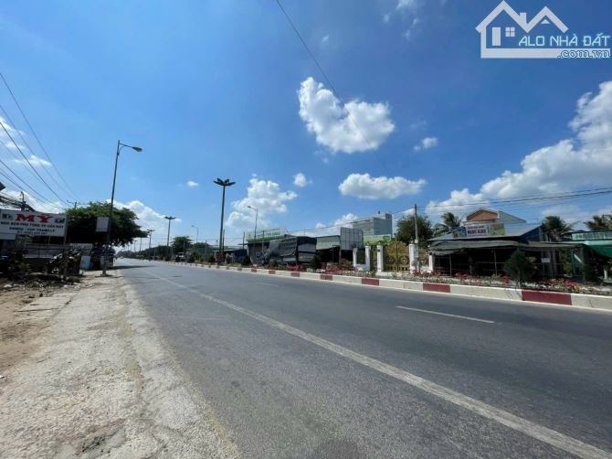 Bán 1.699 m2 đất có thổ cư mặt tiền đuờng Quốc Lộ 1A,cách NT Liệt Sĩ 200m,Phuớc Thạnh MT - 2