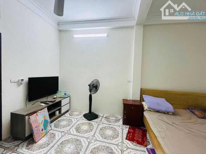 Cần bán nhà phố Trần Thái Tông 40m2 4 tầng 5,2 m 7,95 tỷ - 2
