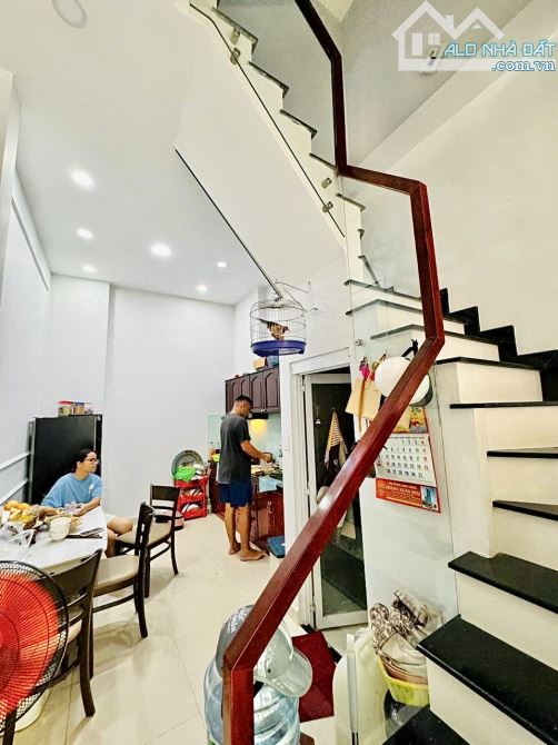 ✨ NHÀ 4 TẦNG MỚI 100% HẺM XE HƠI TRÁNH, 1 Trệt 2 Lầu & Sân thượng (gồm: 4PN, 3WC) - 6,8 TỶ - 2