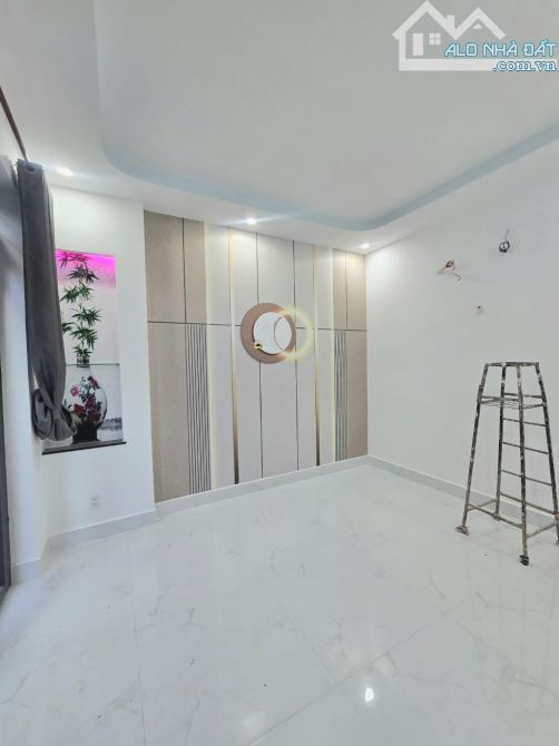 Chỉ nhỉnh 5 tỷ - Bán nhà mới 3 tầng 4 pn - 52m2 - 4x13 - Hẻm 6m - Đường Tân Hòa Đông - BT - 2