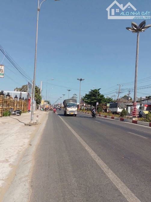 Bán 1.699 m2 đất có thổ cư mặt tiền đuờng Quốc Lộ 1A,cách NT Liệt Sĩ 200m,Phuớc Thạnh MT - 3