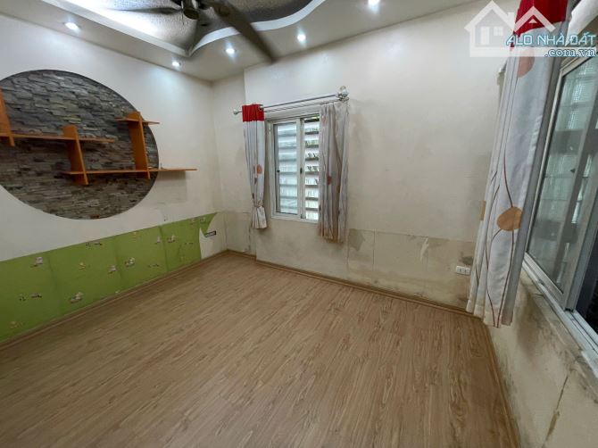 Cho thuê nhà phố Yên Lạc: 50m2 x 5 tầng, MT: 5m, nhà mới, ngõ ô tô, nguyên căn. Giá: 18tr - 6