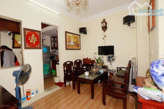 Bán mặt phố Văn Chương Đống Đa. Sổ vuông 34m, 5 tầng MT7m Giá 14 tỷ Ngõ 2 ô tô+Kdoanh tốt