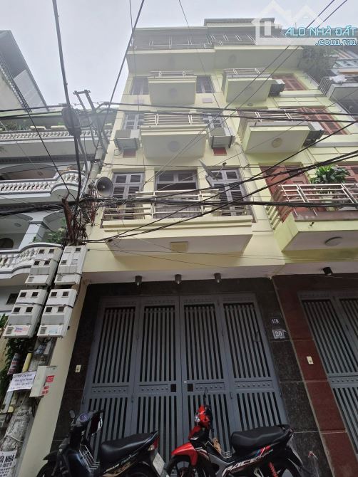 Nhà đẹp ở ngay Hoàng Quốc VIệt Cầu Giấy. Sổ vuông 59m, 5 tầng MT4m4 Giá 23 tỷ Ngõ 2 ô tô t