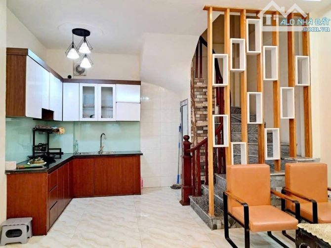CHO THUÊ NHÀ CỰ KHỐI LONG BIÊN 7.5 TRIỆU, 32m 4 TẦNG 3 PN FULL NT Ô TÔ ĐỖ CỔNG, KD ONLINE