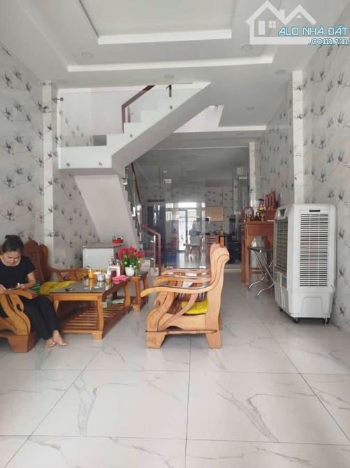 Nhà bán: đường Lê Thiệt. Q Tân Phú, DTSD 112,5m2. Nở hậu. 2 tầng. Giá bán 13,5 tỷ