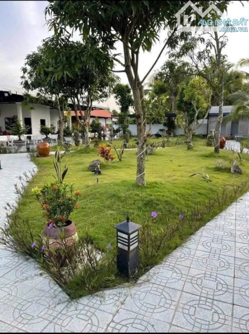 Bán biệt thự sân vườn 1 mẫu đất đường nhựa tân thành bình