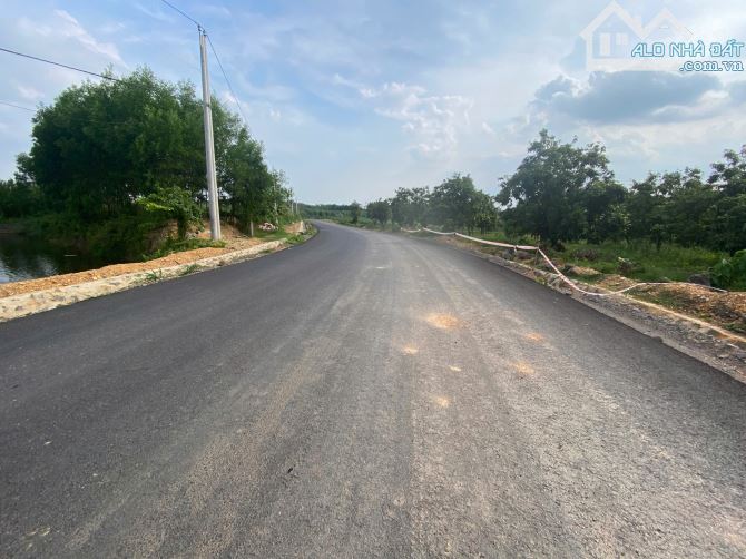 bán lô đât vườn 2085m2 đất có 8m mặt tiền đường nhựa rộng 8m,cách qlo 20 khoảng 2km,giá re