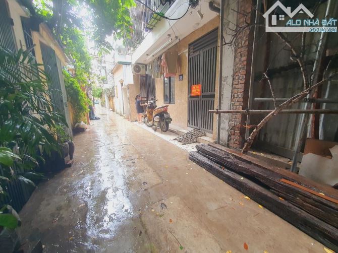 PHÂN LÔ, 2 THOÁNG TRƯỚC SAU - NGÕ THÔNG TỨ TUNG - VÀI BƯỚC CHÂN RA Ô TÔ - NHÀ DÂN XÂY