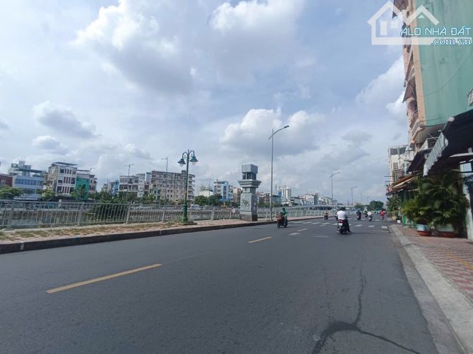 Mặt tiền 6 tầng giáp Quận 5, 4.5x20, Bến Bình Đông, 50tr/tháng, Quận 8