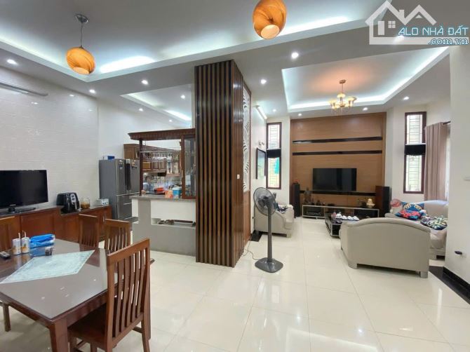 Bán biệt thự đường Văn Cao bên phía Lạch Tray, dt 267m2, ngang 22m, nhà 3 tầng có thang má