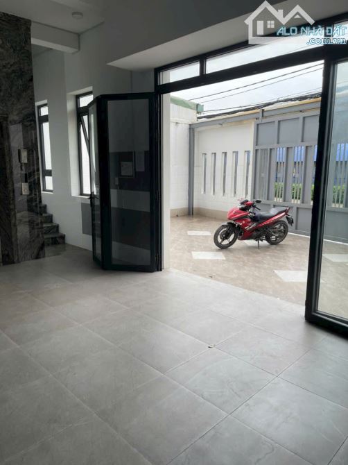 Bán xưởng 1200m2. Đường 6m xe tải. Xuân Thới Đông. Hocmon