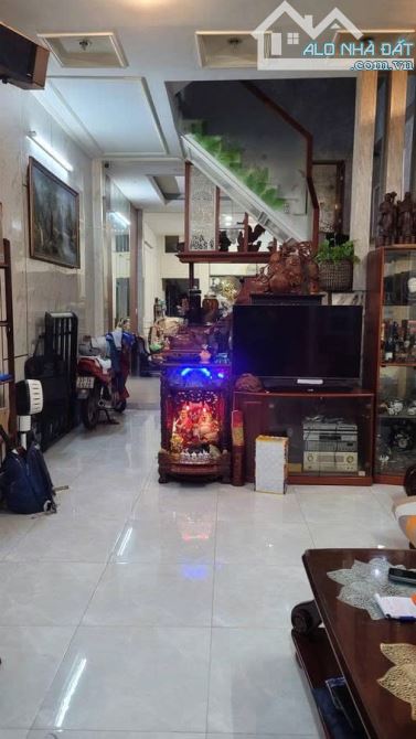 Nhà bán: đường Trần Văn Quang. Q Tân Bình. DTSD 80m2. 3 tầng, giá 10,6 tỷ