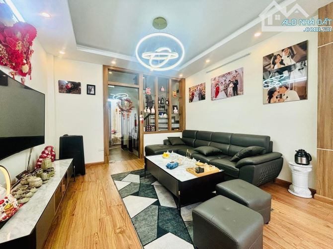 🏠Bán nhà 5T, Nguyễn Văn Huyên - Cầu Giấy, 43m x Mt 4M - Ô tô đỗ 24/24, có ô tô phải mua c