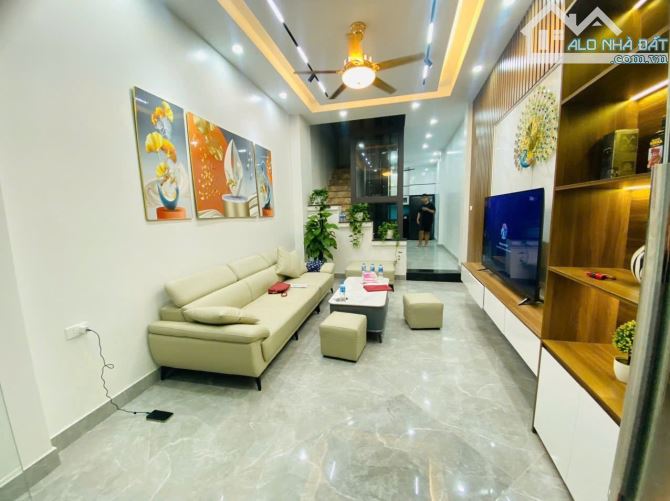 BÁN NHÀ CỰC ĐẸP SÂN CỔNG RIÊNG BIỆT 4 TÂNG THANG MÁY FULL NỘI THẤT65M 2THOÁNG CHỈ 11,8 TỶ