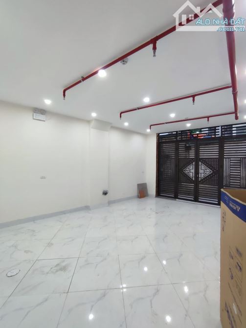 Tổng 11 phòng cho thuê - 50m2 - 2 mặt ngõ - 7 tầng thang máy cách phố Cự Lộc 30m - 11 tỷ