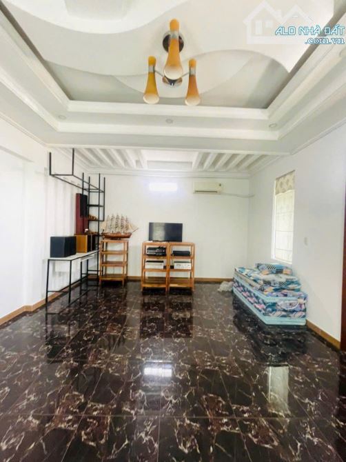 Bán Biệt Thự Mặt Tiền Q12-240 M2( 12 x 20)- 3Tầng - Đường nhựa 10M- Chỉ14,99 Tỷ. - 10