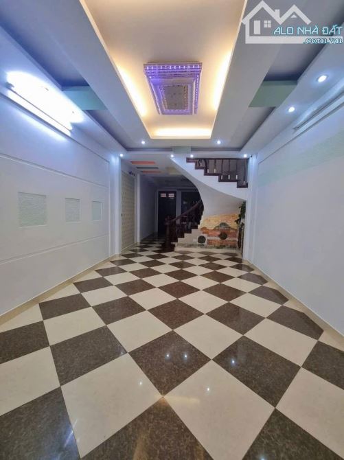 Nhà đẹp ở ngay Hoàng Quốc VIệt Cầu Giấy. Sổ vuông 59m, 5 tầng MT4m4 Giá 23 tỷ Ngõ 2 ô tô t - 1