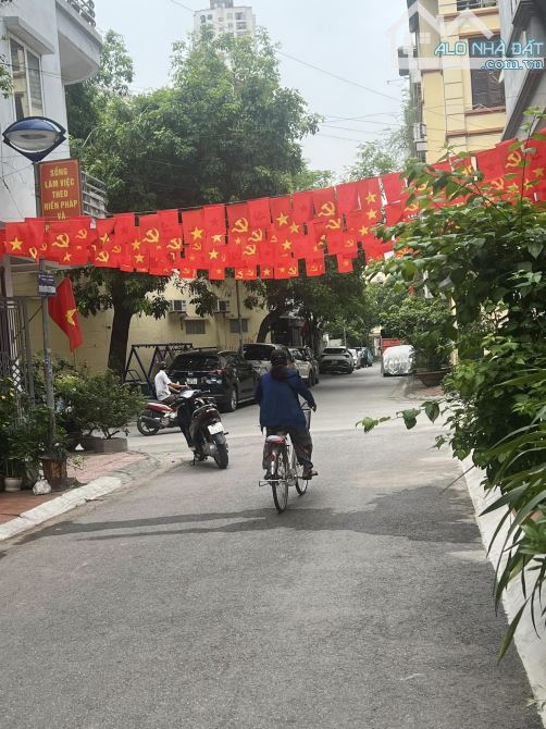 BÁN NHÀ KHU ĐÔ THỊ VĂN QUÁN . PHÂN LÔ VỈA HÈ Ô TÔ TRÁNH .DT 67 M. MT 4.6 M . 4 TẦNG - 1