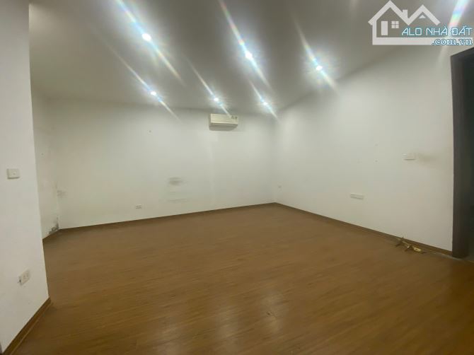 Cho thuê nhà nguyên căn gần phố Nguyễn Thị Định. Diện tích 50m2, 4.5 tầng. Giá 35 tr(thg) - 1