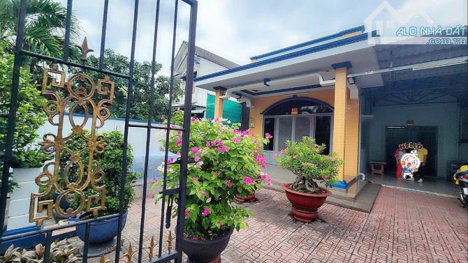 Chính chủ lớn tuổi cần bán nhanh nhà C4 - 360m2 full thổ, HXH Bùi Công Trừng, chỉ 18tr/m2 - 1