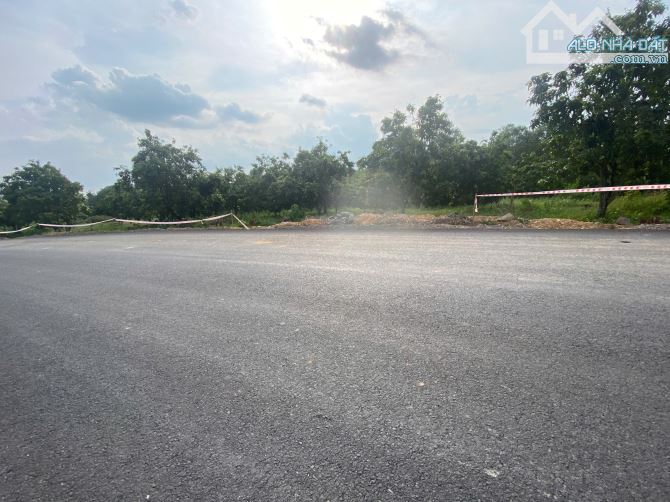 bán lô đât vườn 2085m2 đất có 8m mặt tiền đường nhựa rộng 8m,cách qlo 20 khoảng 2km,giá re - 1